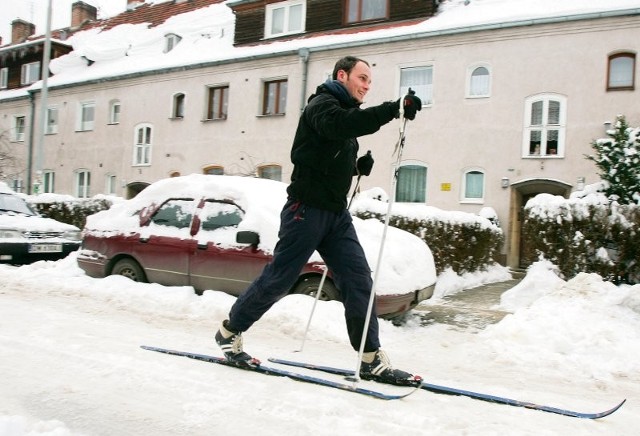 - Po uliczkach Biskupina łatwiej jeździć na nartach niż autem - żartuje Filip Batkowski.