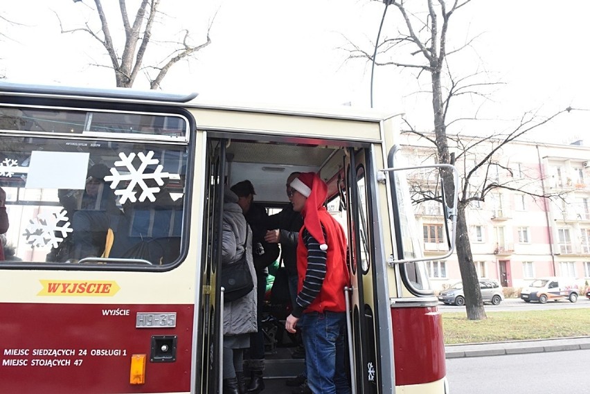 Nowy Sącz. Mikołaj i Śnieżynka zawitali do autobusów MPK [ZDJĘCIA]