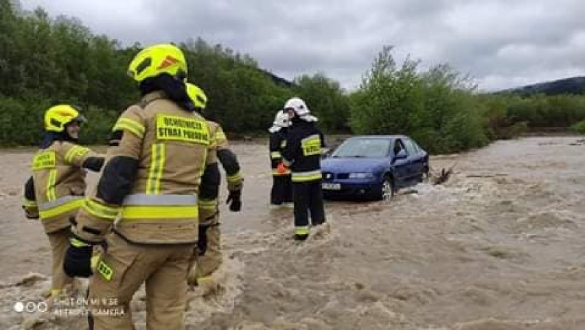Rzeka Biała w Śnietnicy porwała cztery samochody