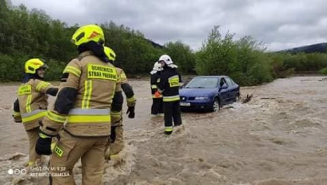 Rzeka Biała w Śnietnicy porwała cztery samochody