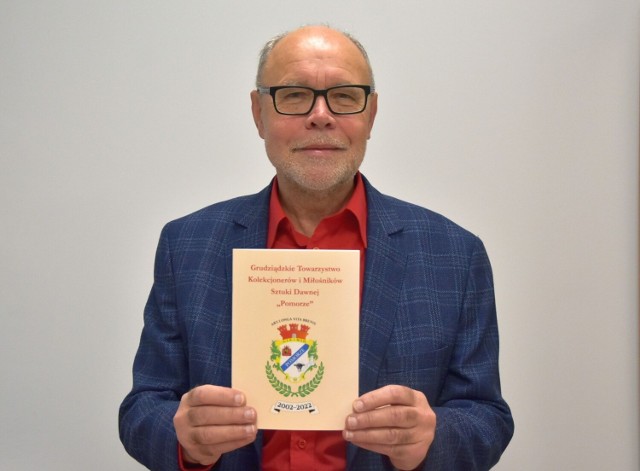Adam Stenzel, prezes  Grudziądzkiego Towarzystwa Kolekcjonerów i Miłośników Sztuki Dawnej „Pomorze” prezentuje broszurę wydaną z okazji 20-lecia „Pomorza”