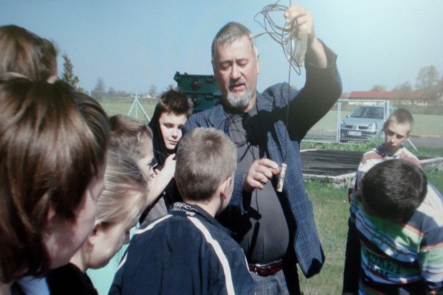 Młodzież miała zajęcia z teorii w szkole i praktyczne w terenie