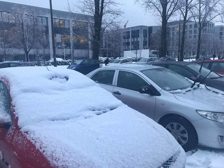 Śnieg w Warszawie. Zasypane chodniki, a na drogach ślisko i...