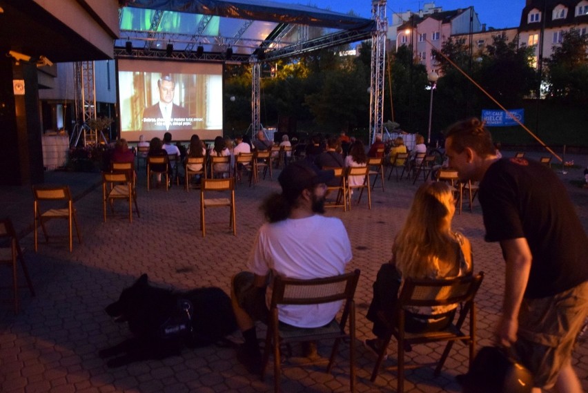 Nocne kino plenerowe mało kogo w Kielcach obchodzi. Zobaczcie co się działo na dwóch seansach (WIDEO, zdjęcia)