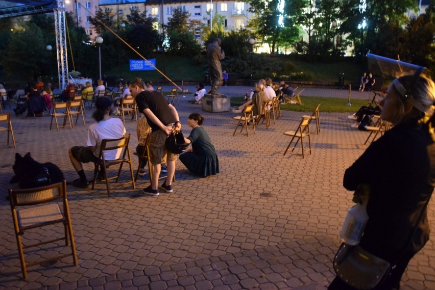 Nocne kino plenerowe mało kogo w Kielcach obchodzi. Zobaczcie co się działo na dwóch seansach (WIDEO, zdjęcia)