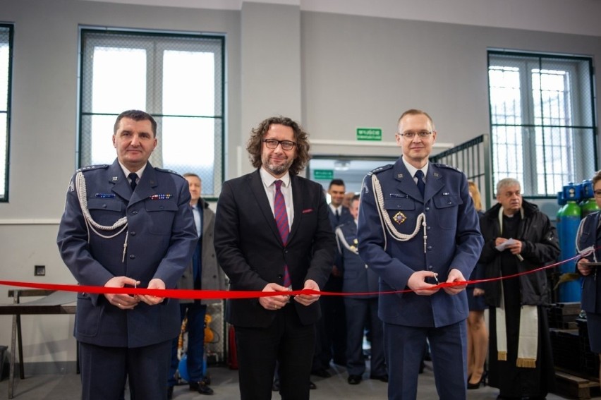 Uroczystego przecięcia wstęgi inaugurującego otwarcie...