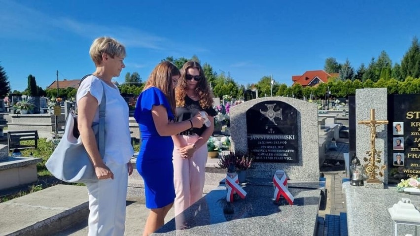 Społeczność szkolna kazimierskiej „trójki” pamięta o obrońcy Westerplatte. Kwiaty i znicze na grobie Jana Stradomskiego. Zobaczcie zdjęcia