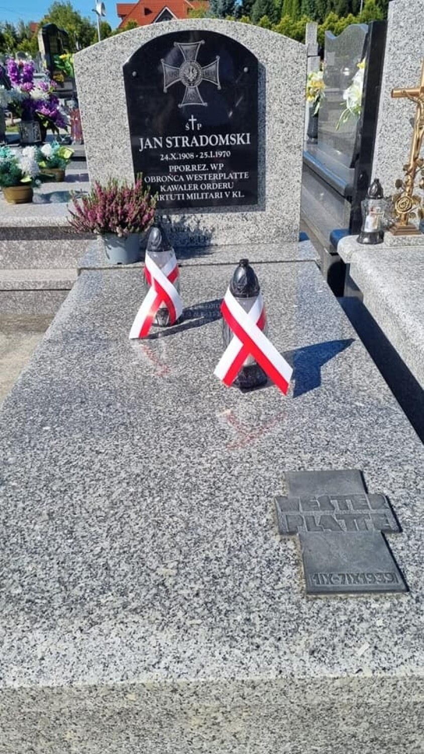Społeczność szkolna kazimierskiej „trójki” pamięta o obrońcy Westerplatte. Kwiaty i znicze na grobie Jana Stradomskiego. Zobaczcie zdjęcia