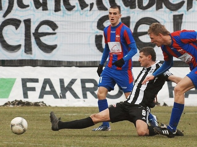 Petrzyk Tuszyński (biało-czarny strój) jest jednym z nowych graczy Sandecji Nowy Sącz