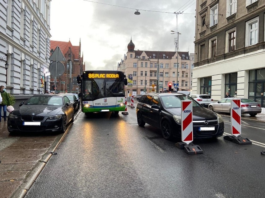 Autobusy nie mogą przejechać przez Jagiellońską w Szczecinie! Samochody parkują im na przejeździe