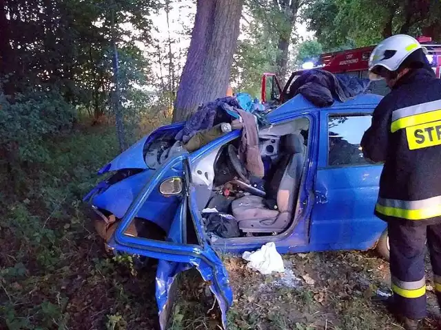 Samochód wypadł z drogi i rozstrzaskał się na drzewie.