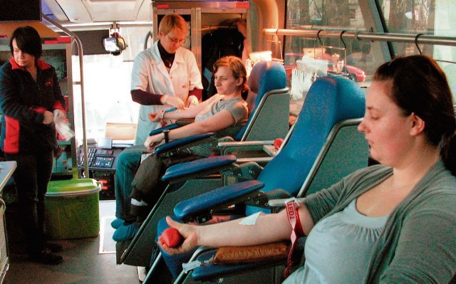 Uczniowie oddawali krew w specjalistycznym ambulansie