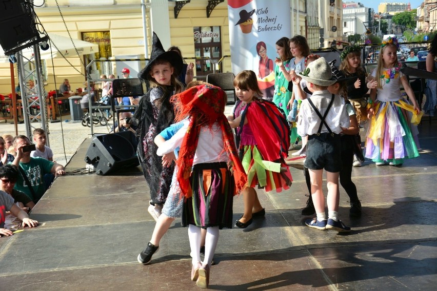 Świętokrzyskie na Wybiegu. Pokaz mody dzieci na Rynku w Kielcach [WIDEO, ZDJĘCIA]