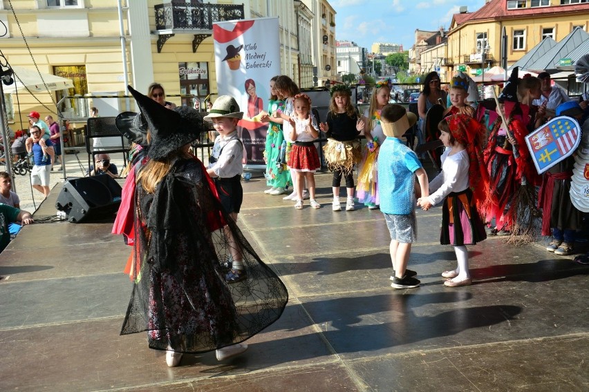 Świętokrzyskie na Wybiegu. Pokaz mody dzieci na Rynku w Kielcach [WIDEO, ZDJĘCIA]