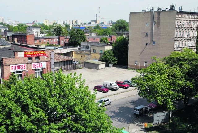 Między tymi budynkami powinien znajdować się hotel na ul. Tęczowej