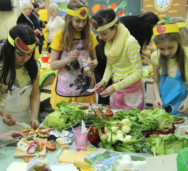 Uczniowie biorą udział w projektach edukacyjnych dotyczących zdrowego żywienia - tak jest m.in. w SP nr 23