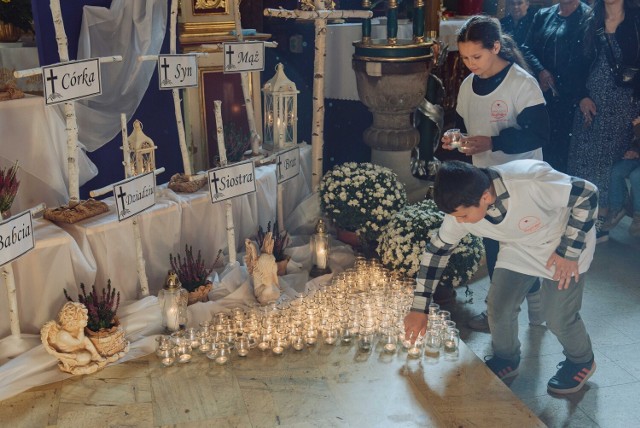 Msza zaduszkowa w kościele w Wiśniowej oraz sadzenie żonkili na Polu Nadziei