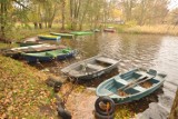 Koniec z dzikim cumowaniem łodzi wędkarskich nad Trzesieckiem. Będzie pomost [zdjęcia]