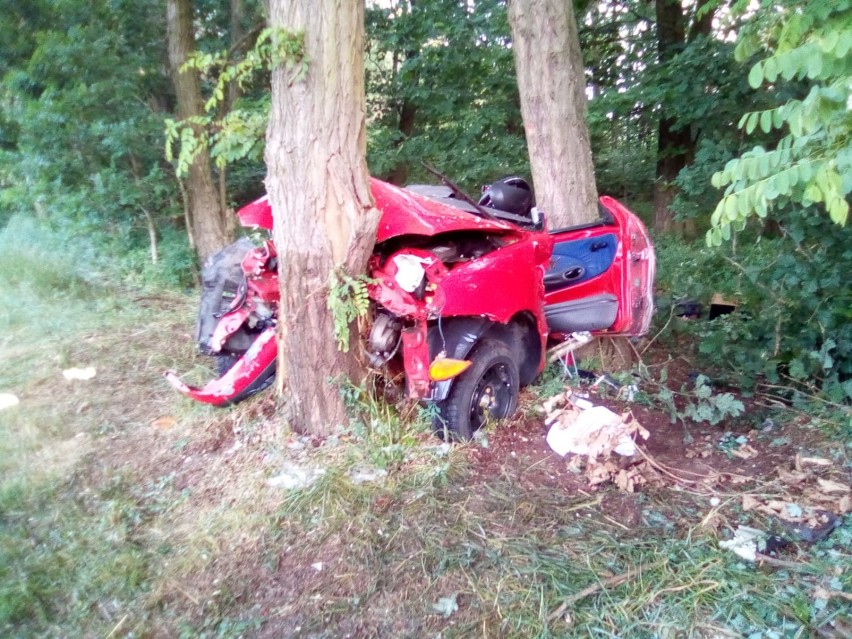 Tragiczny wypadek w powiecie bydgoskim. Fiat Seicento uderzył w drzewo. Nie żyją dwie osoby, dwie kolejne są ranne