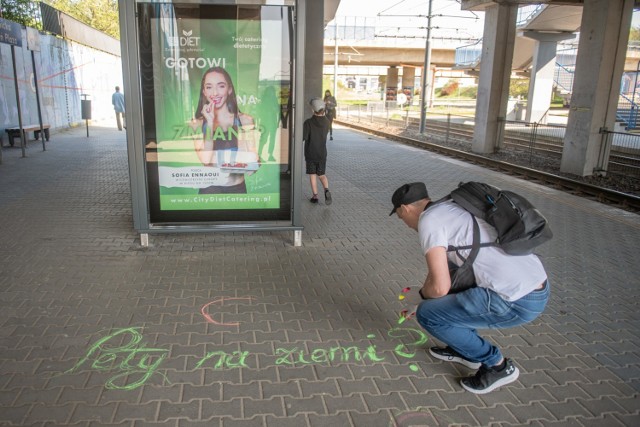 Kreda Wstydu tym razem wzięła na celownik pety na przystanku Poznań Plaza

Zobacz zdjęcia z akcji --->>>