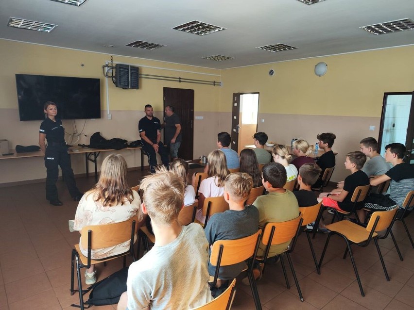 Wieluńscy policjanci odwiedzili Młodzieżową Drużynę Pożarniczą z Gaszyna