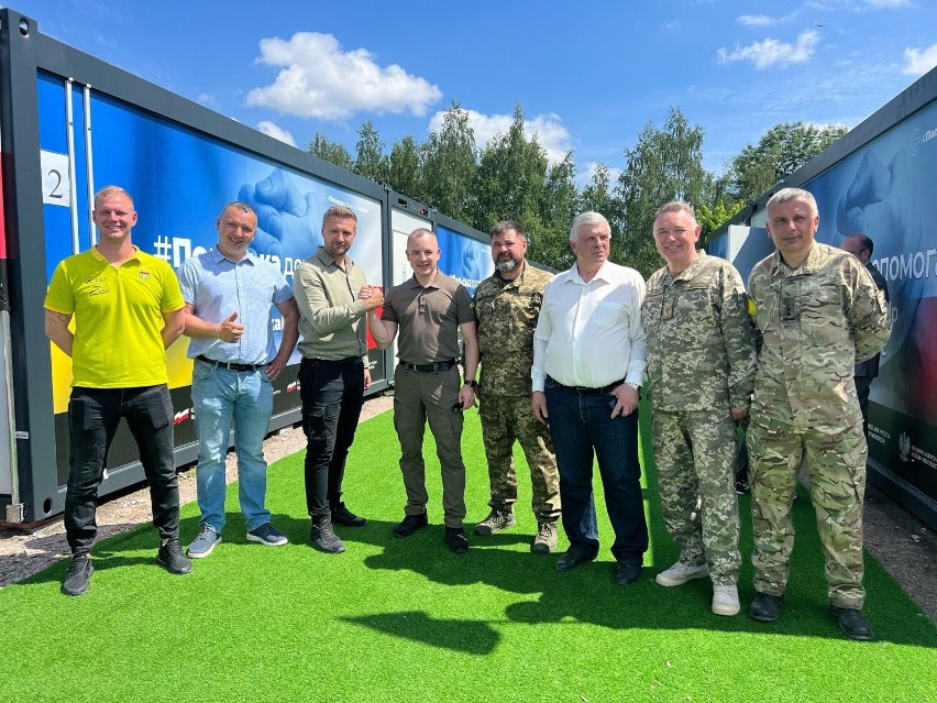 Firma Zurad stawia miasteczko kontenerowe na Ukrainie. Premier odwiedził Borodziankę
