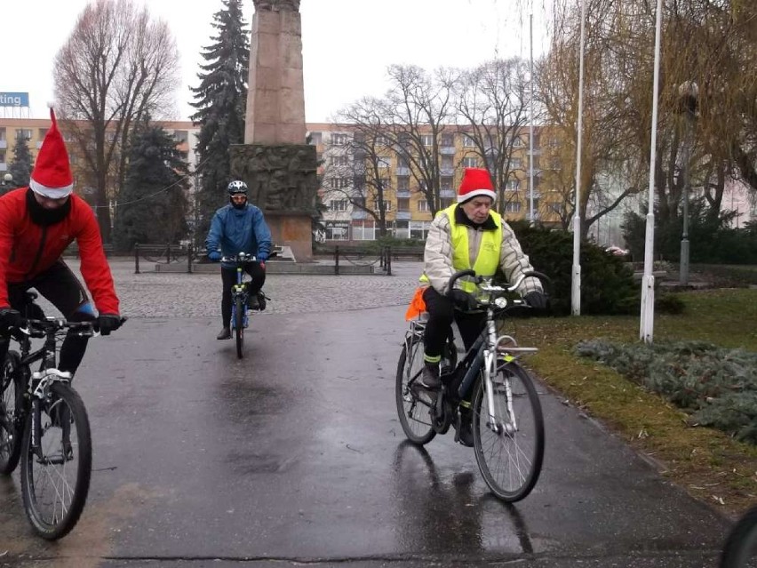 Kajakarze z Piły i cykliści zamienili się w św. Mikołajów