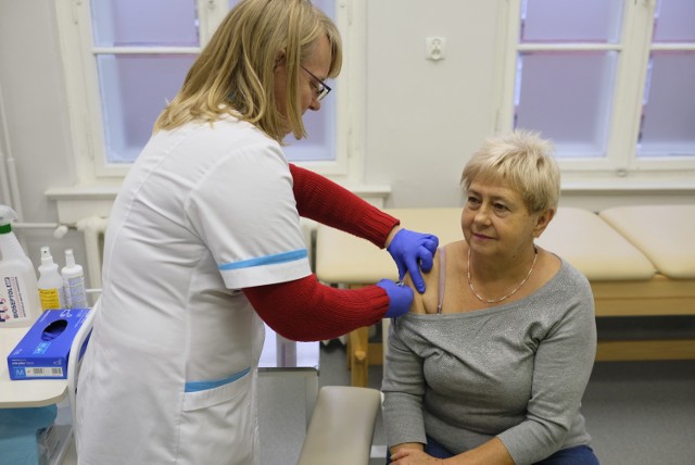 Od poniedziałku osoby powyżej 65 roku życia mogą skorzystać z bezpłatnych szczepień przeciwko grypie