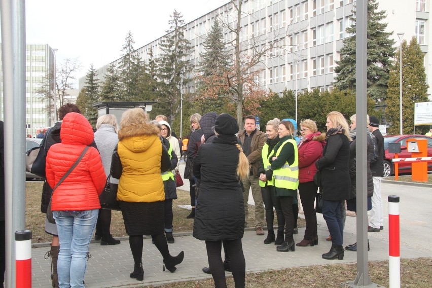 Ewakuacja pracowników w Urzędzie Marszałkowskim w Kielcach. Duże zamieszkanie [ZDJĘCIA]