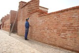 Miejskie mury musi poprawić wykonawca prac