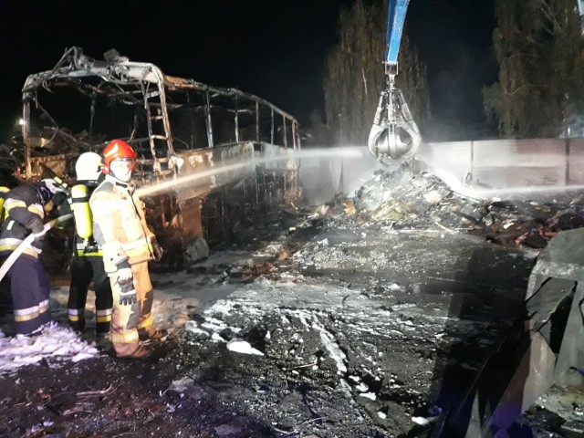 Kilka jednostek OSP i strażacy z JRG Lipno gasiło pożar składowiska pojazdów w Suradowie
