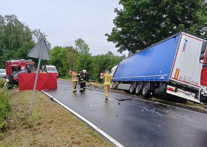 Tragiczny wypadek - auto osobowe zderzyło się z ciężarówką