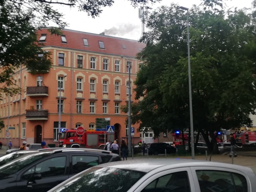 Pożar w kamienicy przy Niemierzyńskiej. Jedna osoba poszkodowana