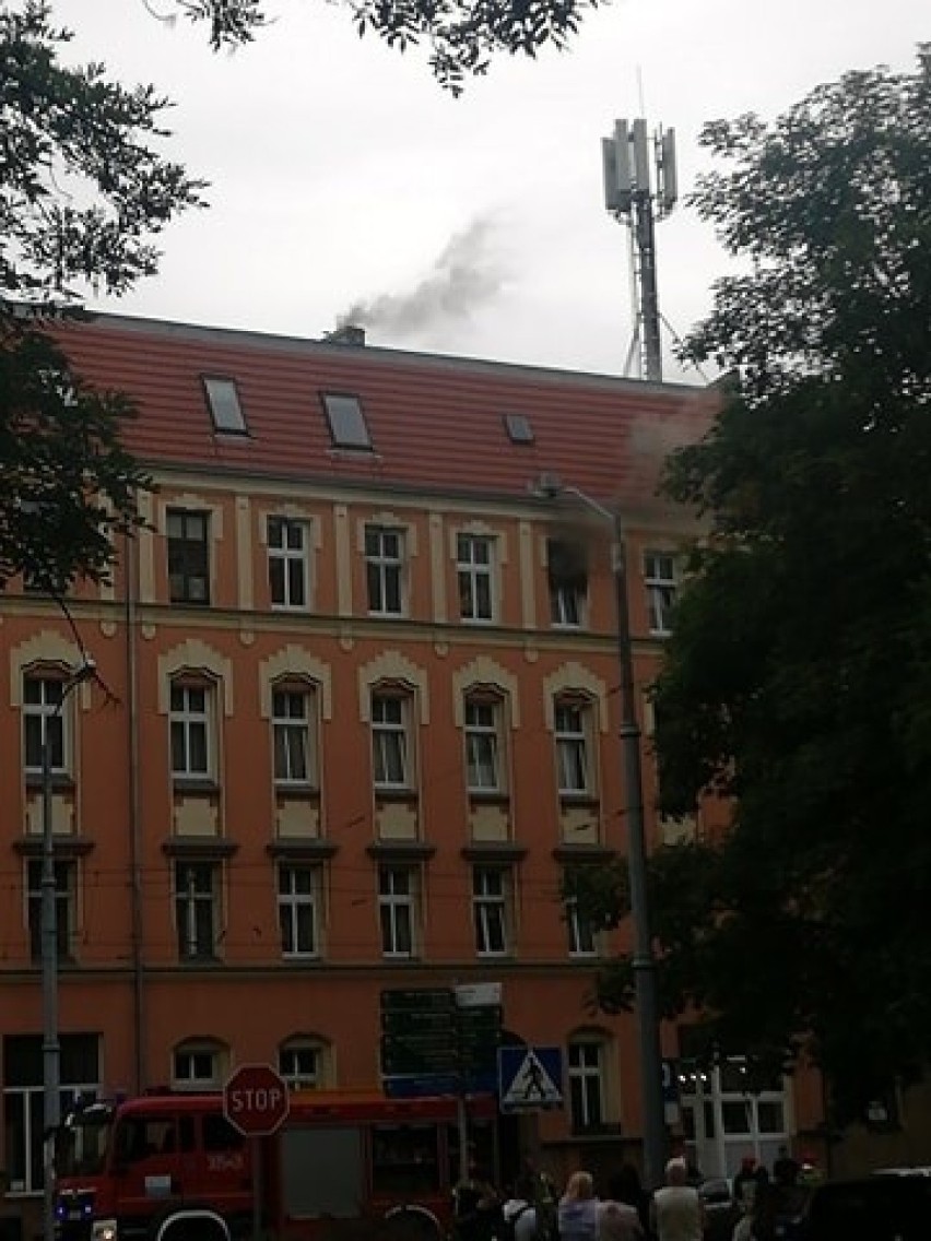 Pożar w kamienicy przy Niemierzyńskiej. Jedna osoba poszkodowana