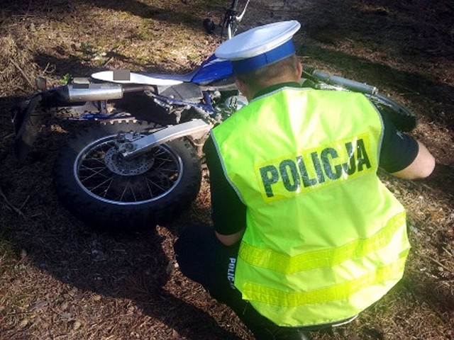 Śmierć motocyklisty z Kalisza. Zwłoki 26-latka znaleziono w piątek w lesie w podkaliskiej gminie Godziesze. Mężczyzna dzień wcześniej wyjechał z domu, aby pojeździć na motorze.

Zobacz więcej: Śmierć motocyklisty z Kalisza. Zwłoki znaleźli w lesie