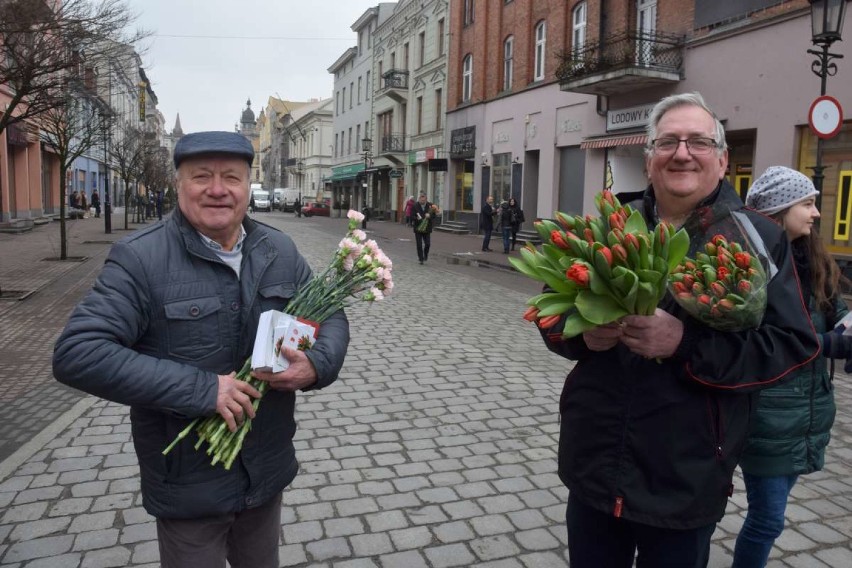 Z okazji Dnia Kobiet przedstawiciele lewicy rozdawali kobietom kwiaty i konstytucję