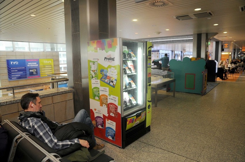 Kraków Airport: książkomat stanął na lotnisku w Balicach [ZDJĘCIA]