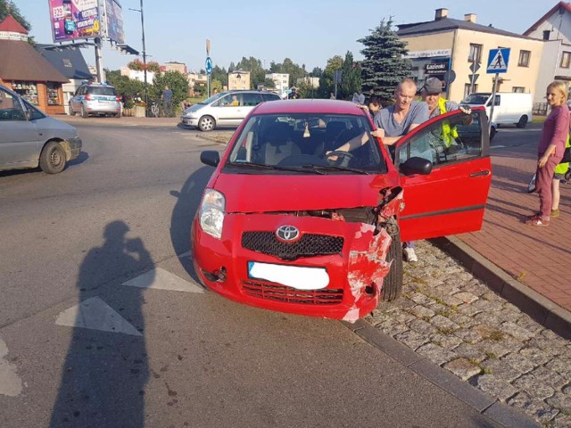 Do zderzenia dwóch pojazdów doszło na rondzie w centrum Sierakowic.