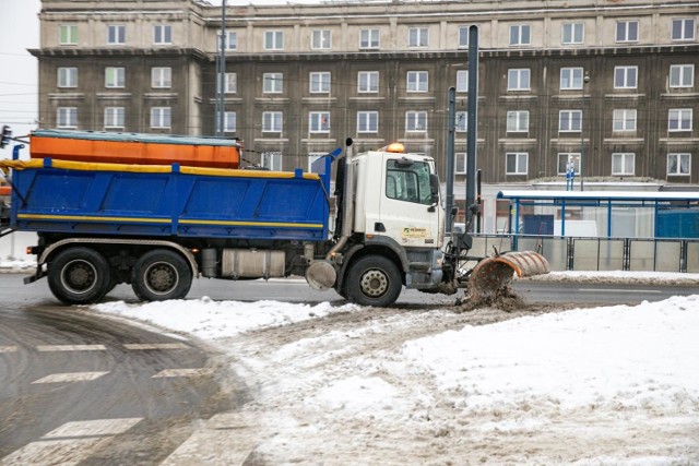 W ciągu sześciu najcięższych dni zimy 2021 wysypano na ulice Krakowa ponad 10,4 tys. ton soli i 3 tys. ton piasku, a przez większość czasu w mieście pracowało 100 procent dostępnego sprzętu i ludzi.