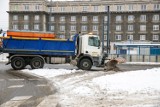 Kraków. Na ulice wysypano ponad 10 tysięcy ton soli. Przywiozło ją ponad 500 tirów [ZDJĘCIA]