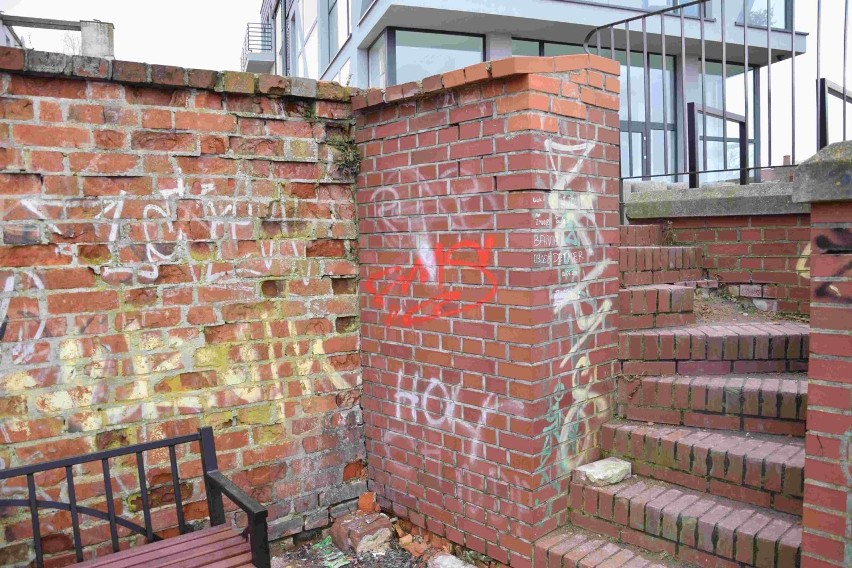 Zdewastowane mury miejskie w Malborku. Przyjrzy się temu wojewódzki konserwator zabytków