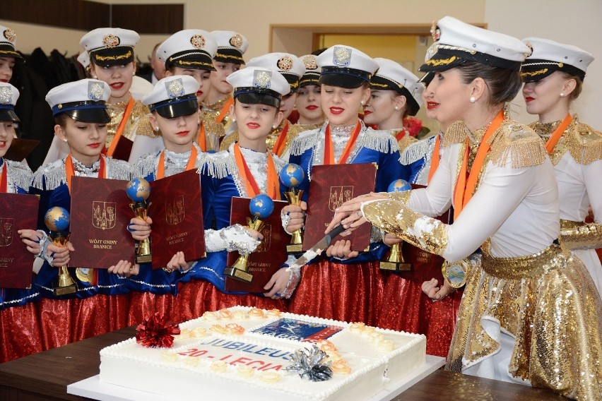 Mażoretki z Branic z nagrodą od władz gminy. Dziewczyny same przygotowały zaś tort z okazji 20-lecia zespołu