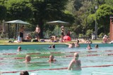 Lato 2020 na kąpielisku Skałka w Świętochłowicach. Wodna zabawa na basenie ekologicznym