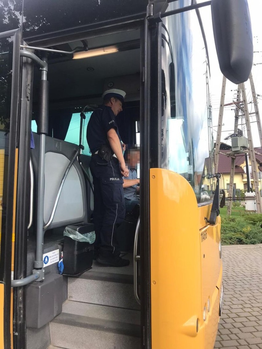 Powiat pucki: policjanci ruszyli z akcją sprawdzania szkolnych autobusów. To akcja "Bezpieczna droga do szkoły". Są też pierwsze wnioski