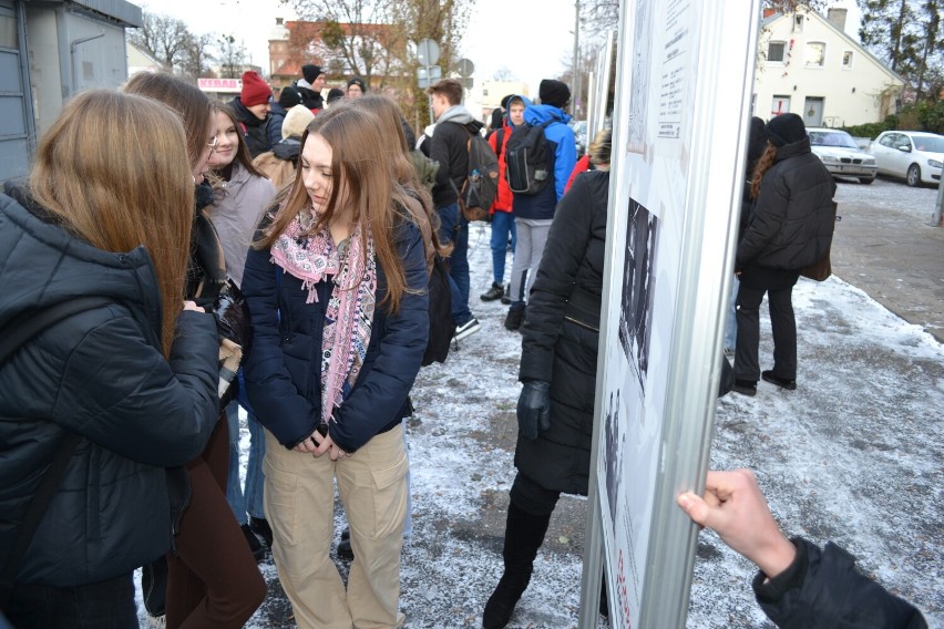 Wydarzenia grudniowe w Pruszczu Gd. Przed Domem Wiedemanna otwarto wystawę zdjęciową. Co działo się przy Chopina 34?