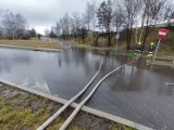 Rozlewisko wody na Mikołowskiej w Mysłowicach. Opady deszczu uniemożliwiły przejazd