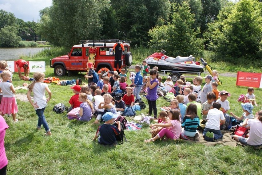 Wrocław: Strażnicy uczyli dzieci, jak być bezpiecznym nad wodą