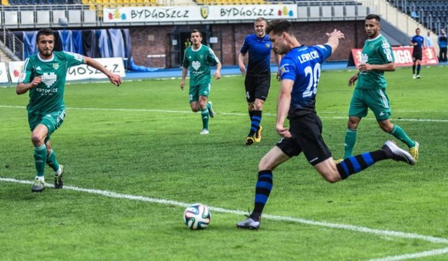 Szymon Lewicki (na zdjęciu oddaje strzał na bramkę GKS-u Katowice), w nadchodzącym sezonie będzie graczem beniaminka Ekstraklasy, Arki Gdynia.
