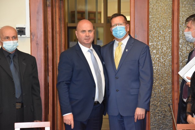 Nowym przewodniczącym Rady Miejskiej w Żninie jest (drugi od lewej) Dariusz Kaźmierczak. Jak będzie się układała współpraca z burmistrzem Robertem Luchowskim? Czas pokaże.
