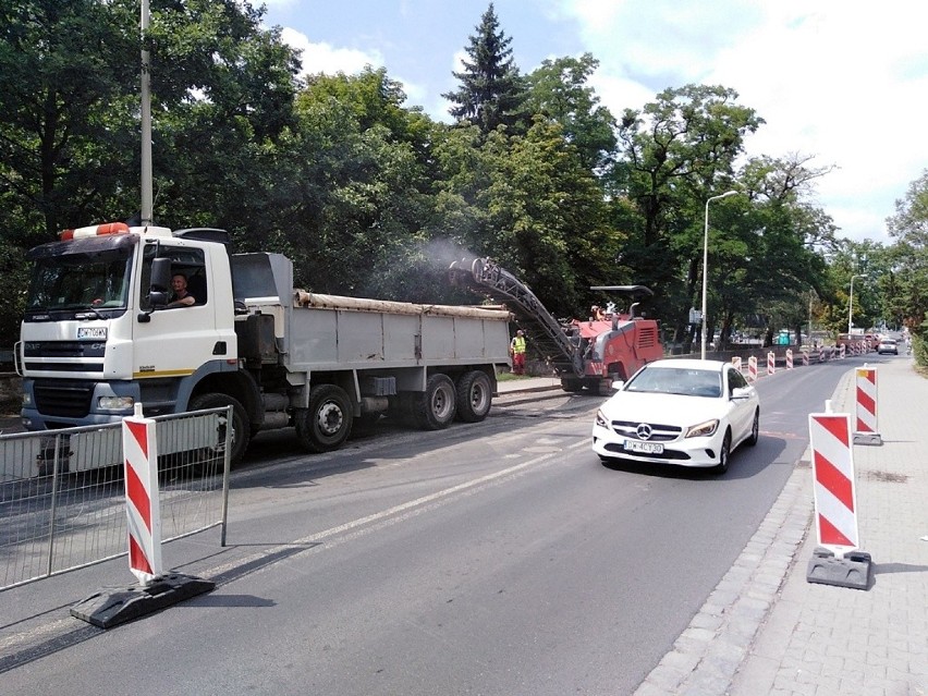 Ludzie utknęli w korkach. Nikt nie poinformował o zablokowaniu ulicy...